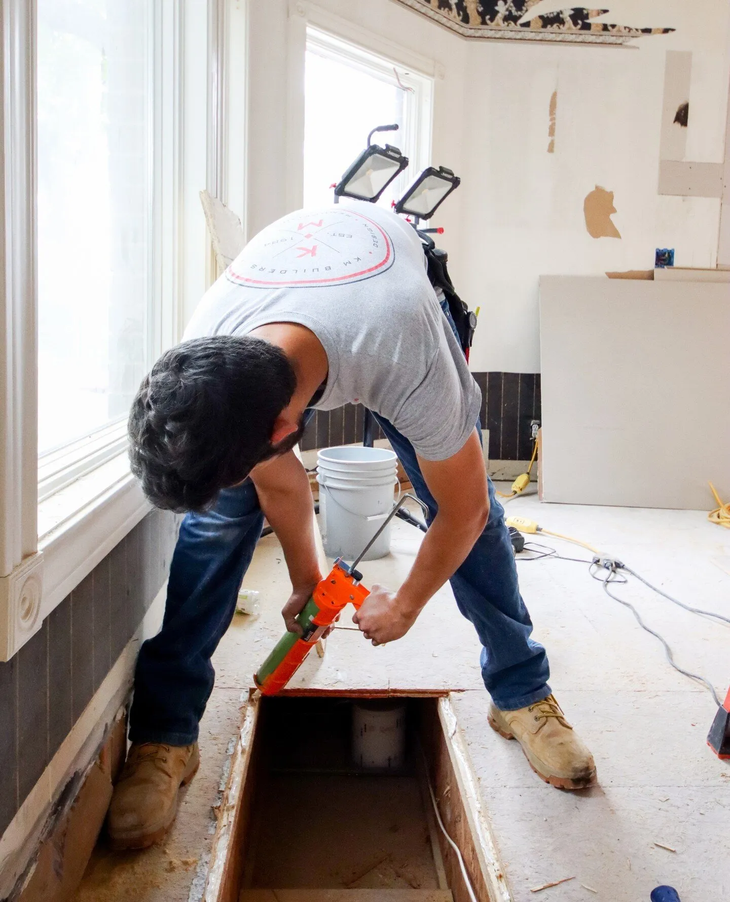 Andddd ACTION! 🎬 Behind the scenes on one of our fave projects to be!! You don’t wanna miss this one…. . . . #bathroomremodel #bathroomrenovation #remodeling #remodelingideas #homeimprovement #sanantoniointeriordesigner #sananton