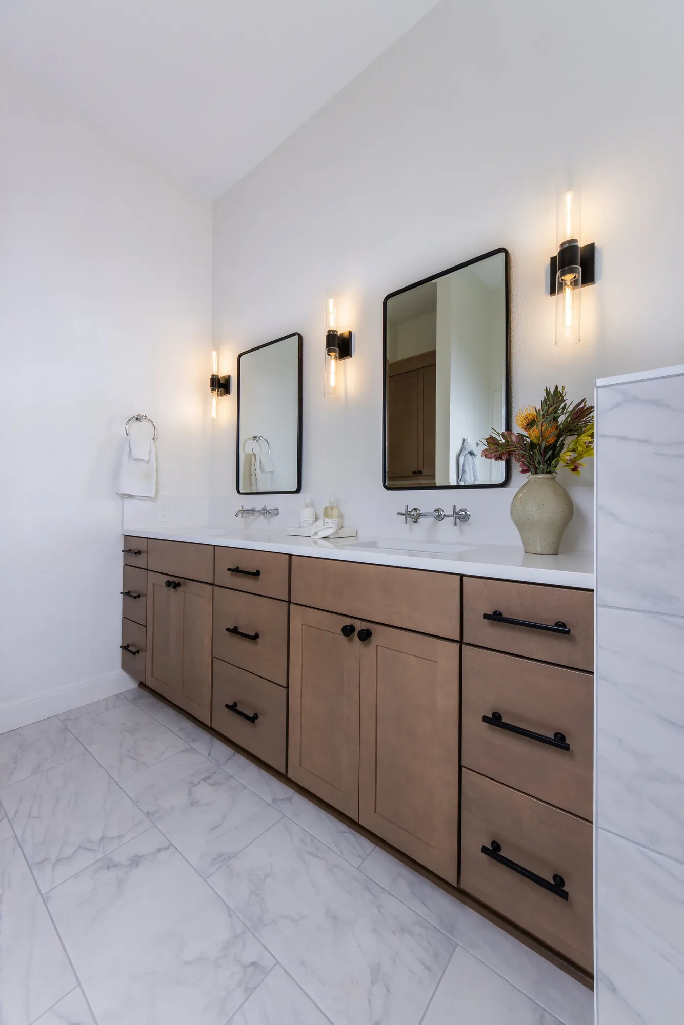 6 Tips for Selecting and Styling Your Bathroom Vanity