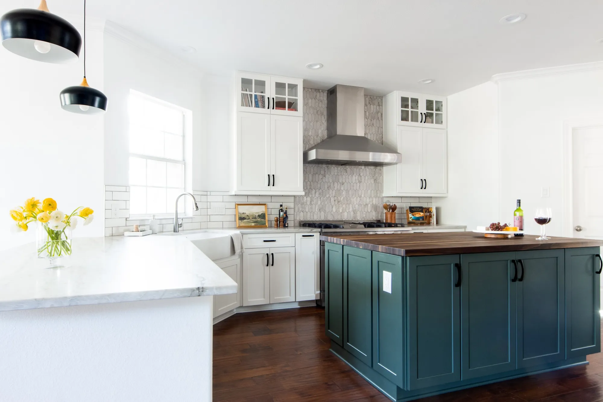 Why Two-Tone Cabinets Are Taking Over Kitchens