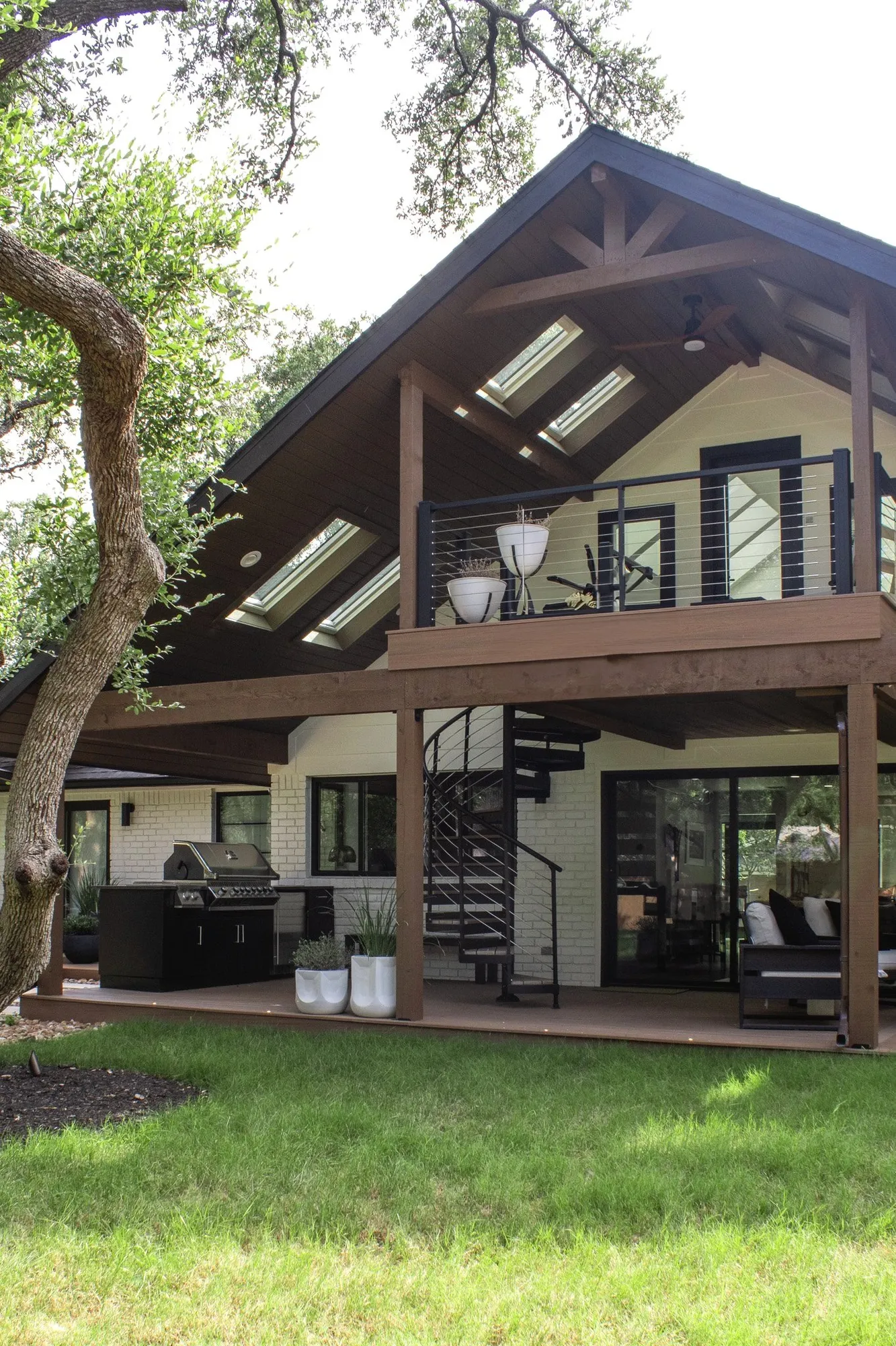 Designing the Ultimate Outdoor Kitchen: Entertain, Dine, and Unwind in Style