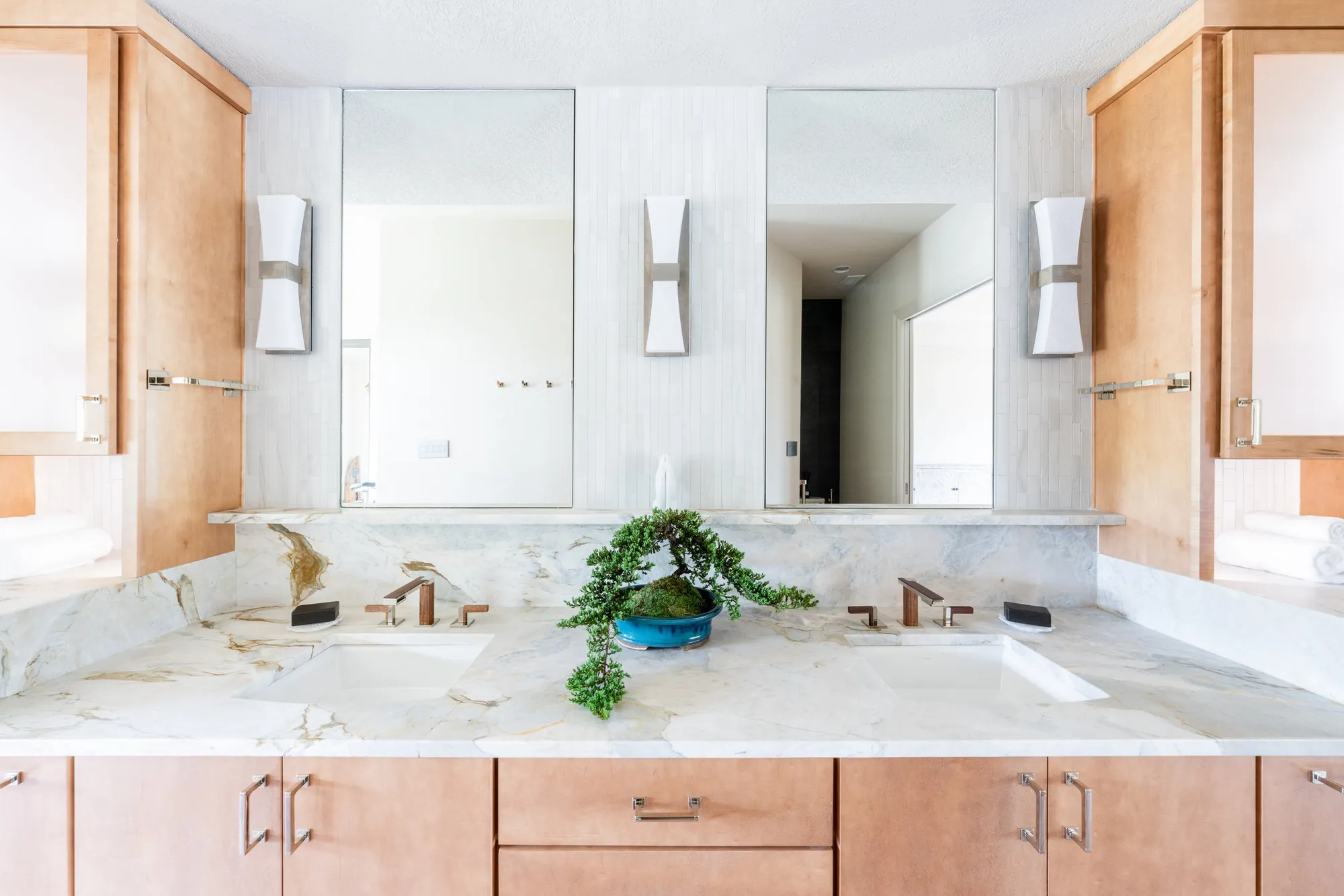5 Must-Have Trendy Bathroom Design Elements for a Luxurious Retreat