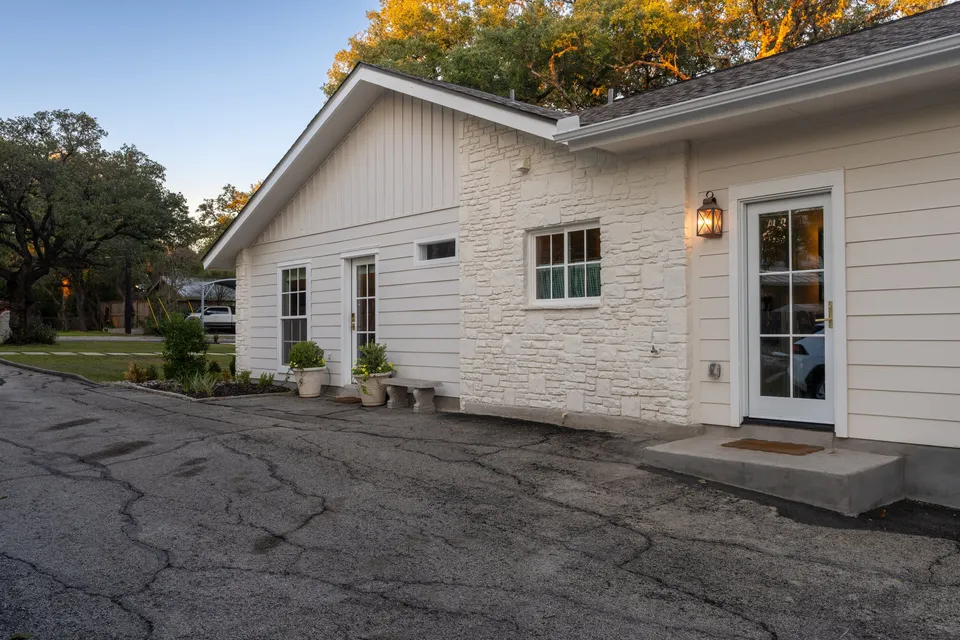 Roosevelt Cottage Wing addition, a white cottage exterior